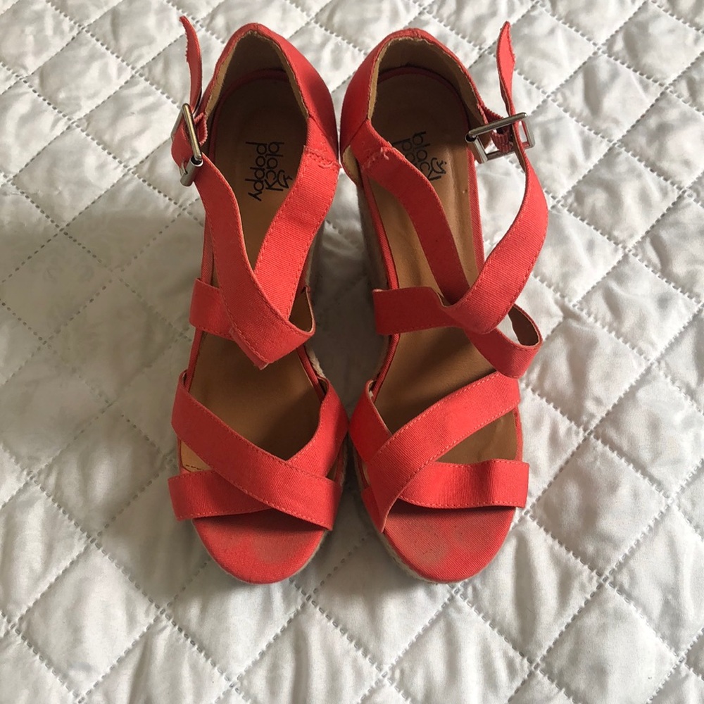 Black poppy wedges